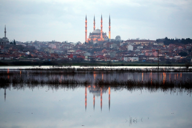 Tunca Nehri taştı, er meydanı sular altında kaldı